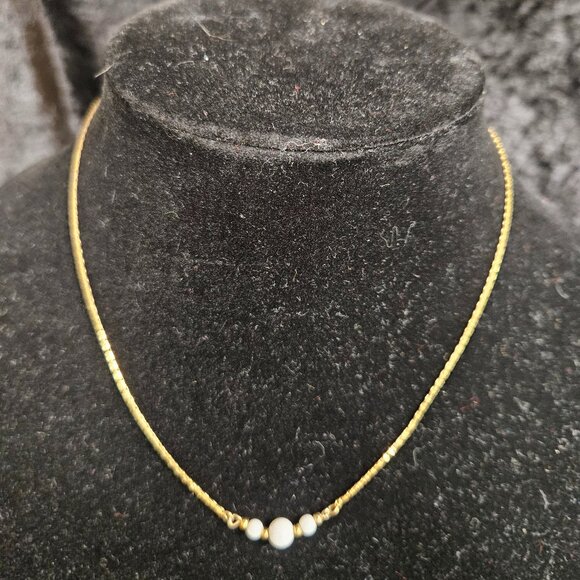 7 1/2" gold tone necklace with white & gold accent beads at the center - Picture 1 of 4